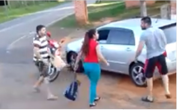 Un papá defendió a su hija de su ex acosador y fue viral